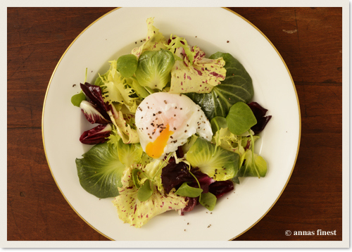 Salat mit verlorenem Ei